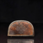 Four-pointed vajra engraved on the base with immense divine virtue